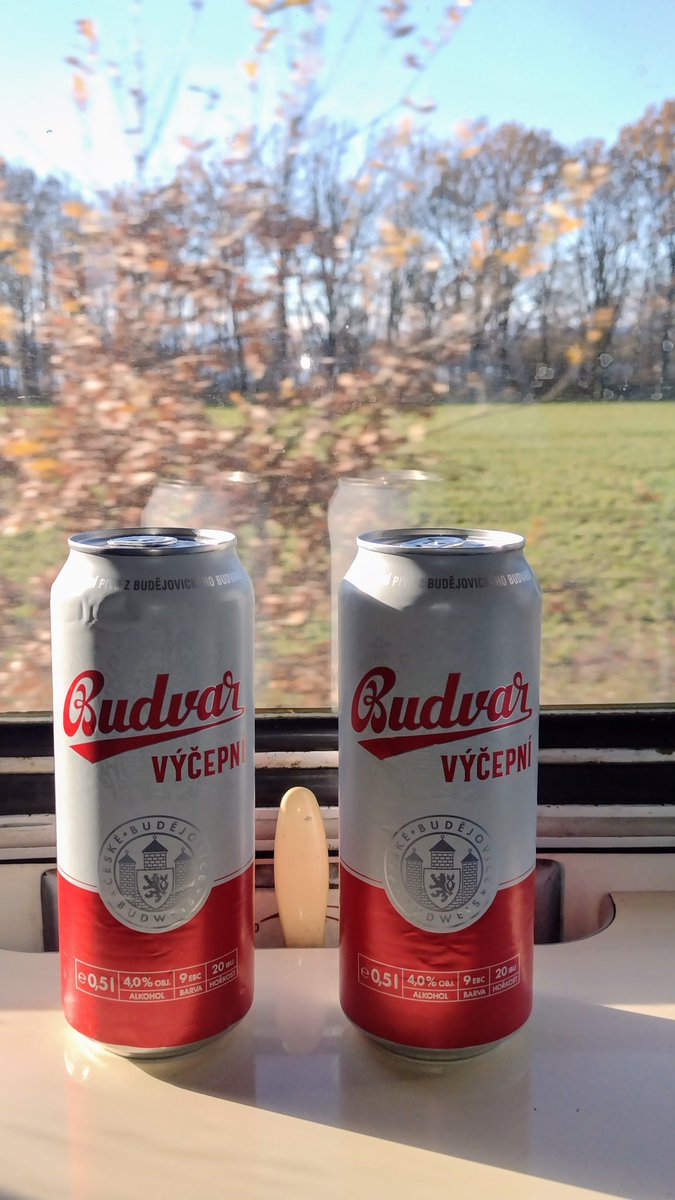 DKortschak's tweet photo. #Bahnzeit auf dem Weg von #Linz Hbf. nach #Plzeň hl.n. - auf die Minute pünktlich und bestens betreut von @unsereOEBB und @ceskedrahy_. Verdursten müssen wir Dank #minibar auch nicht 🍺 @narodni_pivovar @Plzen_Prazdroj @_DiningCar @speisewagen #bahnliebe #bierliebe #cdminibar https://t.co/nALjRFWFyP
