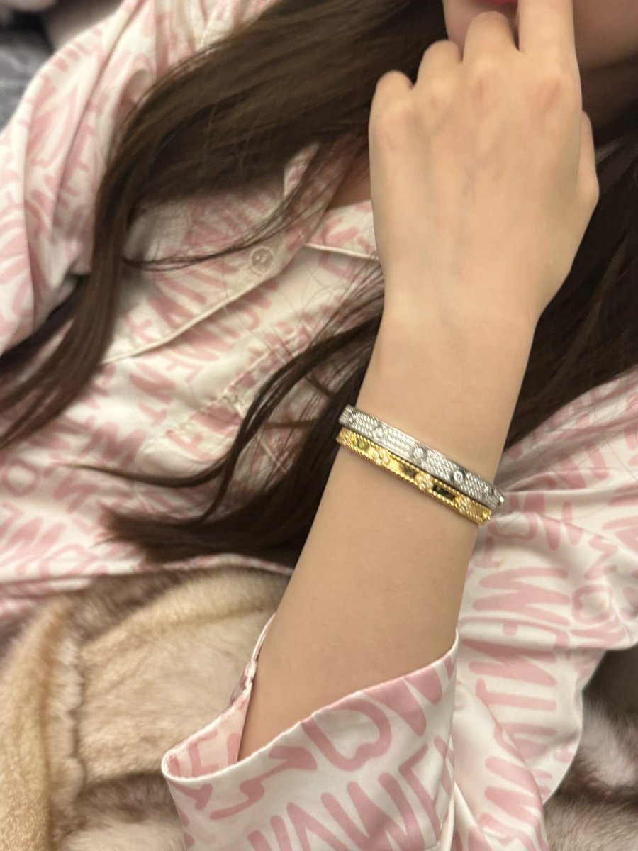 I'm in a good mood today. I bought Cartier in the mall.😄