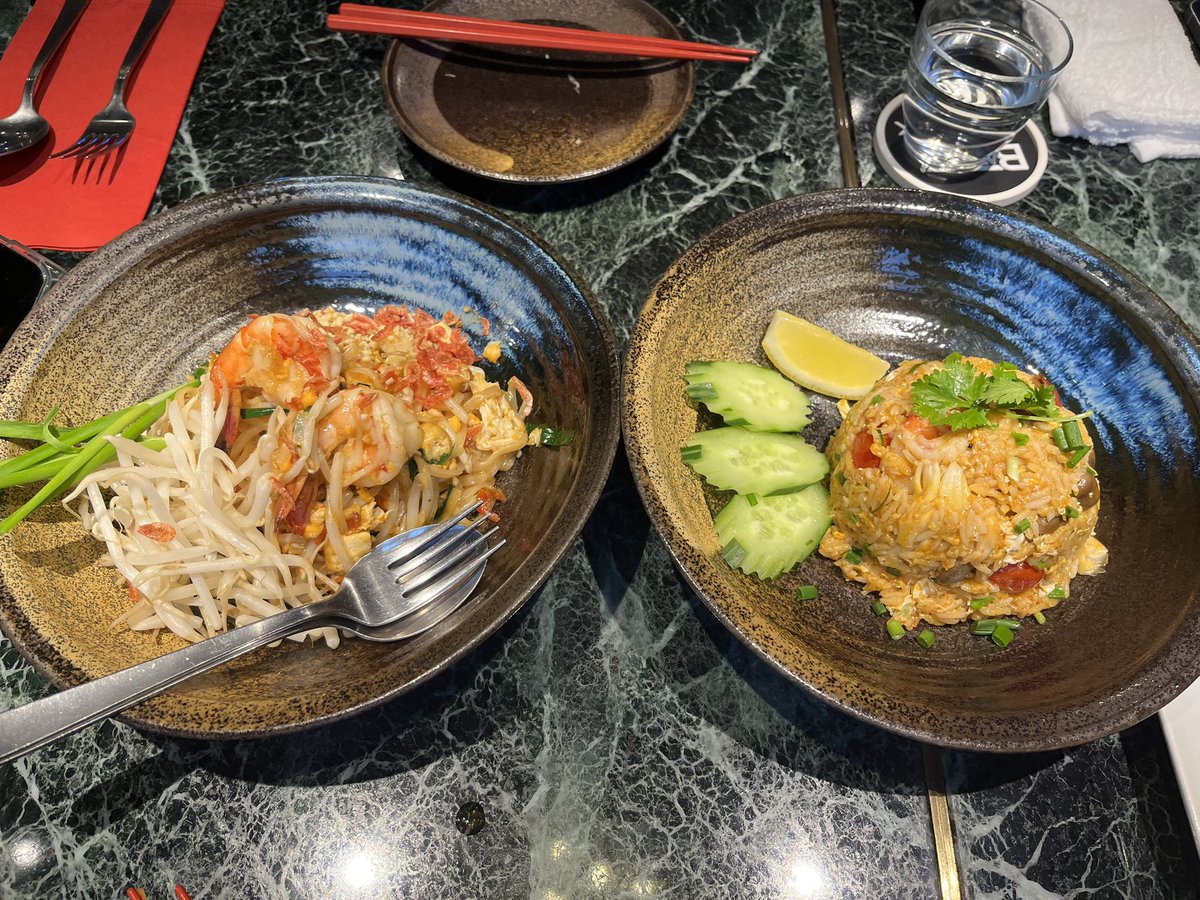 gleensunlight's tweet photo. 11/6水

朝
エレン

昼
ブラックベリータルト

夕
パッタイ
トムヤムチャーハン
生春巻き

夜
鱈のクリーム煮
唐揚げ
エノキのお味噌汁 https://t.co/RqwkiPgIoT