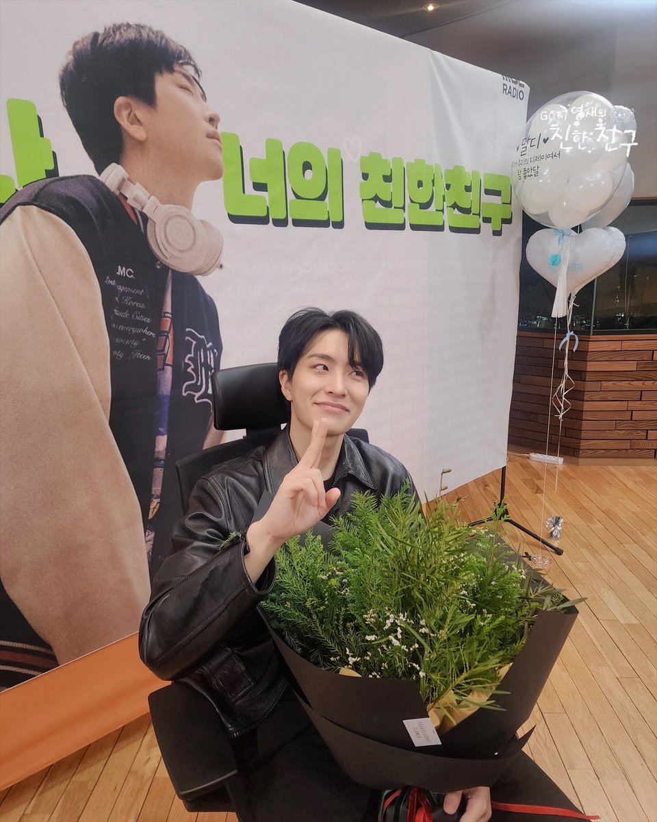 mbcbf_ever's tweet photo. 🦦친친🦦

매일 같은 시간에 듣는 당신의 목소리가 소중했습니다.
지친 하루 끝에 힘이 되어준 다정한 위로와
이른 하루의 시작에 웃음이 되어준 솔직한 말들을 기억합니다.
우리의 어두운 밤과 마음을 달빛처럼 은은하게 비춰준 달디.
‘다 필요없고’ 앞으로도 당신의 모든 밤이 빛나길 바라며
971일간 우리의 가장 친한친구였던 당신에게
이 감사패를 드립니다.

최영재
GOT7 영재의 친한친구
2022년 3월 28일 ~ 2024년 11월 22일

#MBC #RADIO #GOT7영재의친한친구 #친한친구 #친친 #달친친 #달디 #GOT7 #갓세븐 #영재 #YOUNGJAE