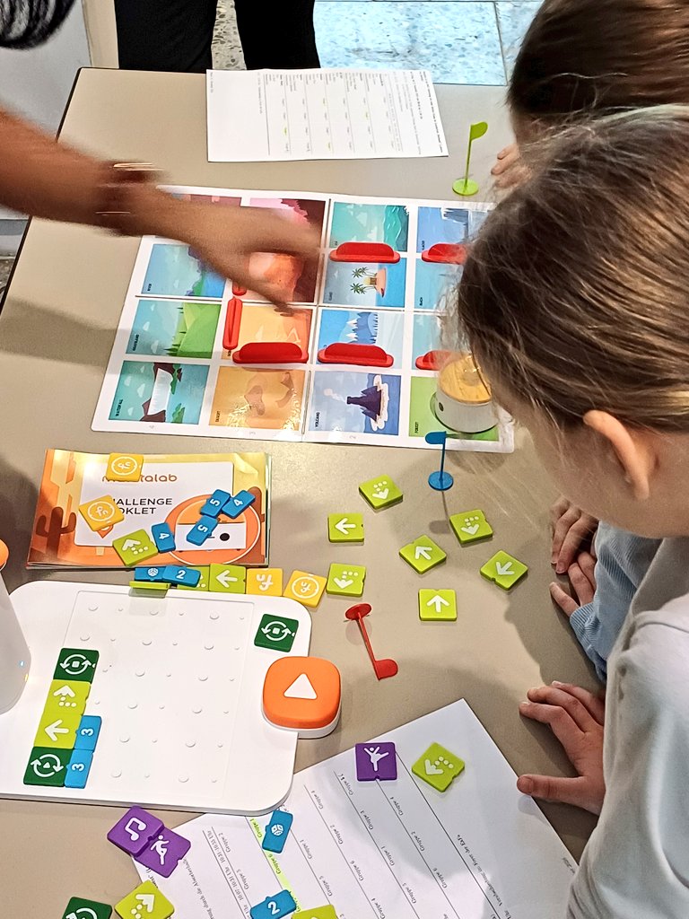 MMagdowski's tweet image. An #MINTmachen-Station Nr. 2 konnten die Kinder zusammen mit Affaan und Chand am #Matatalab-Set einen kleinen Roboter programmieren, so dass dieser dann eine bestimmte Strecke abfährt. Das geht ganz einfach über Richtungskacheln, die über eine Kamera erkannt werden.