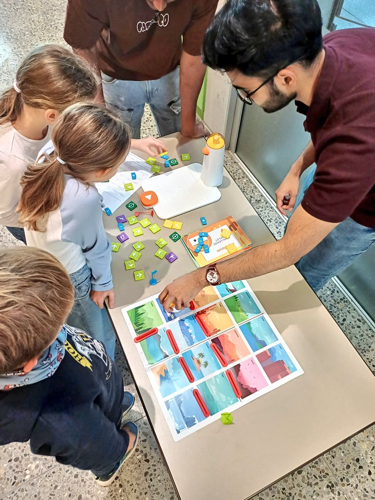 MMagdowski's tweet image. An #MINTmachen-Station Nr. 2 konnten die Kinder zusammen mit Affaan und Chand am #Matatalab-Set einen kleinen Roboter programmieren, so dass dieser dann eine bestimmte Strecke abfährt. Das geht ganz einfach über Richtungskacheln, die über eine Kamera erkannt werden.