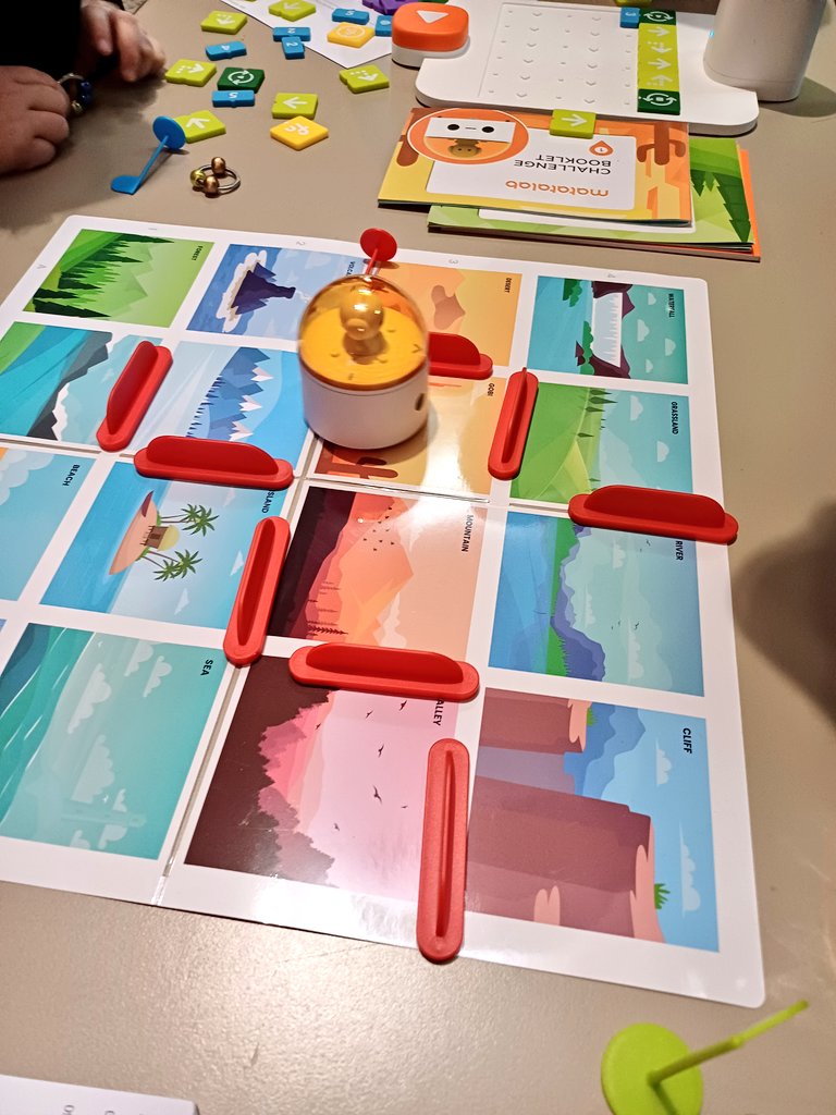 MMagdowski's tweet image. An #MINTmachen-Station Nr. 2 konnten die Kinder zusammen mit Affaan und Chand am #Matatalab-Set einen kleinen Roboter programmieren, so dass dieser dann eine bestimmte Strecke abfährt. Das geht ganz einfach über Richtungskacheln, die über eine Kamera erkannt werden.