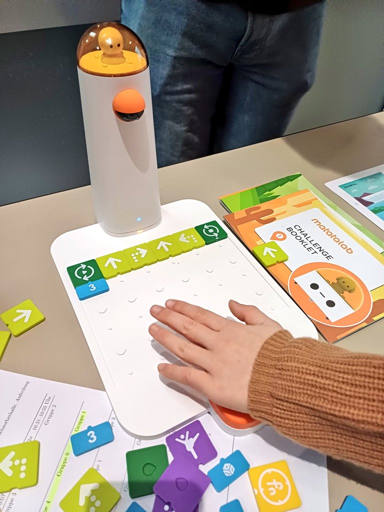 MMagdowski's tweet image. An #MINTmachen-Station Nr. 2 konnten die Kinder zusammen mit Affaan und Chand am #Matatalab-Set einen kleinen Roboter programmieren, so dass dieser dann eine bestimmte Strecke abfährt. Das geht ganz einfach über Richtungskacheln, die über eine Kamera erkannt werden.