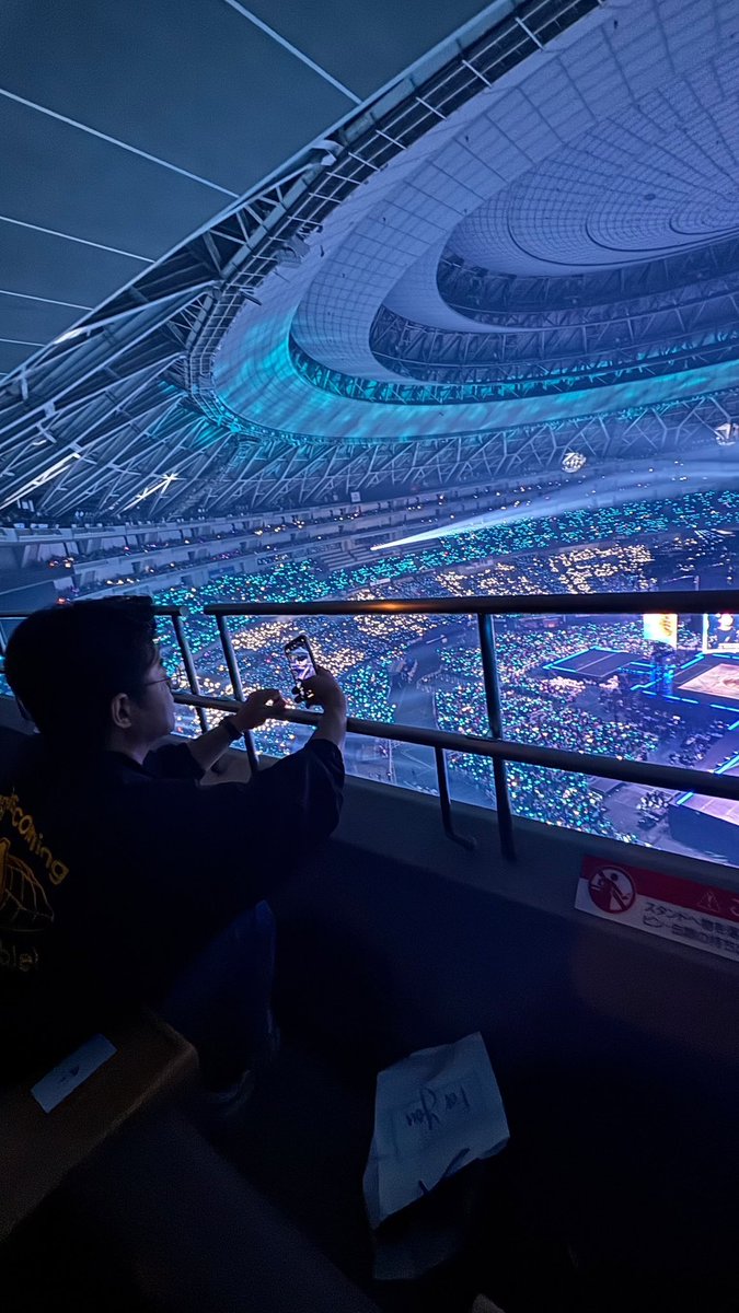 sounds_of_cheol's tweet photo. na pd watching seventeen received their daesangs🖤 https://t.co/lXdcmaB4QK