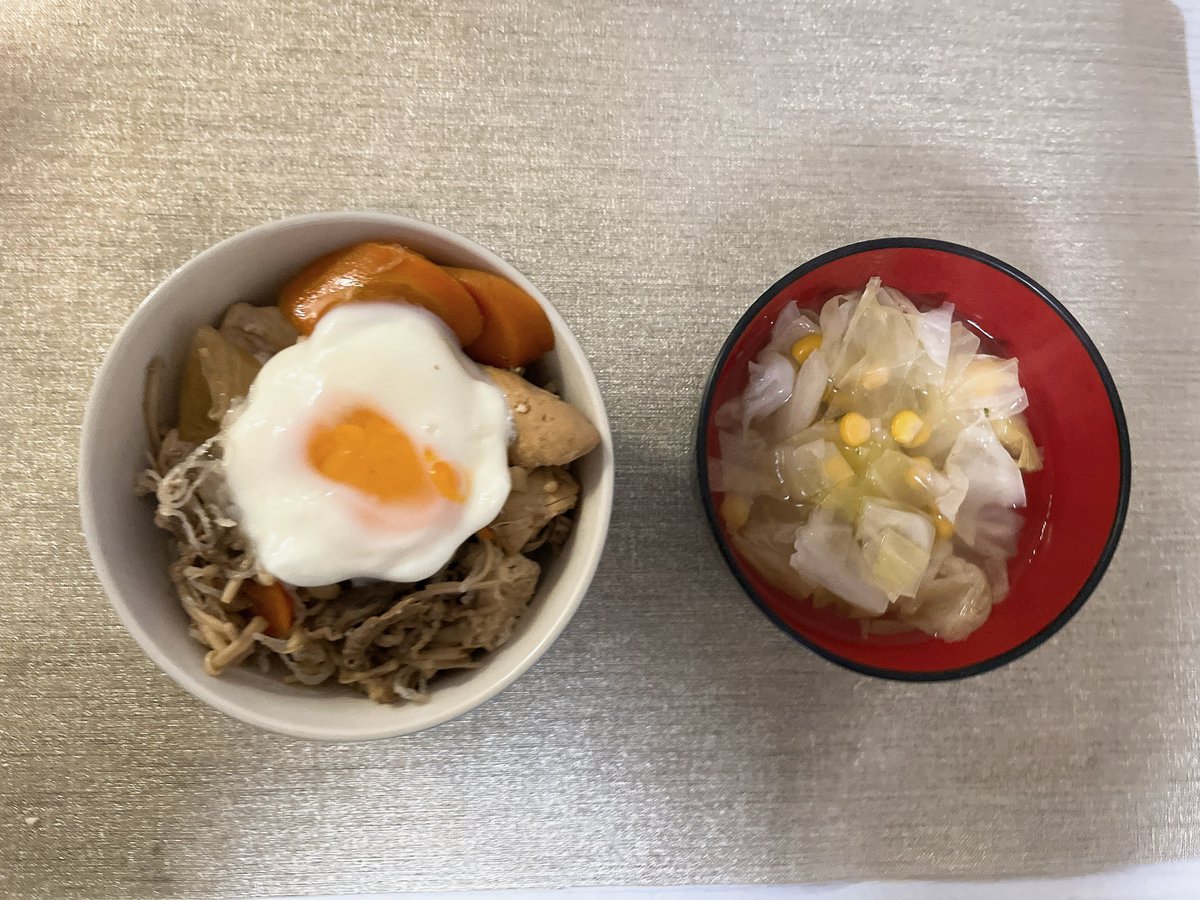 gleensunlight's tweet photo. 11/12火

朝
エレン

昼
エレン
おにぎり

夜
鶏すき焼き丼
キャベツのお味噌汁 https://t.co/Rzy1PYU8Kr