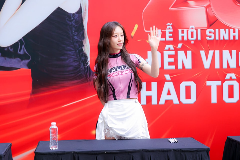 nuhi_vnqueens's tweet photo. Minyeon @ Fanmeeting in VietNam 😍 https://t.co/99MYXjd7rh