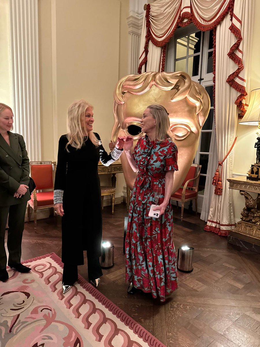 carolyn_dailey's tweet photo. Fantastic night celebrating the uniquely special creative partnership between the UK and the US at the home of the US Ambassador Jane Hartley @USAmbUK at Winfield House. Thanks to @BAFTA for bringing us all together. #creativity #film #TV #art #design #fashion https://t.co/D3CanaStgA