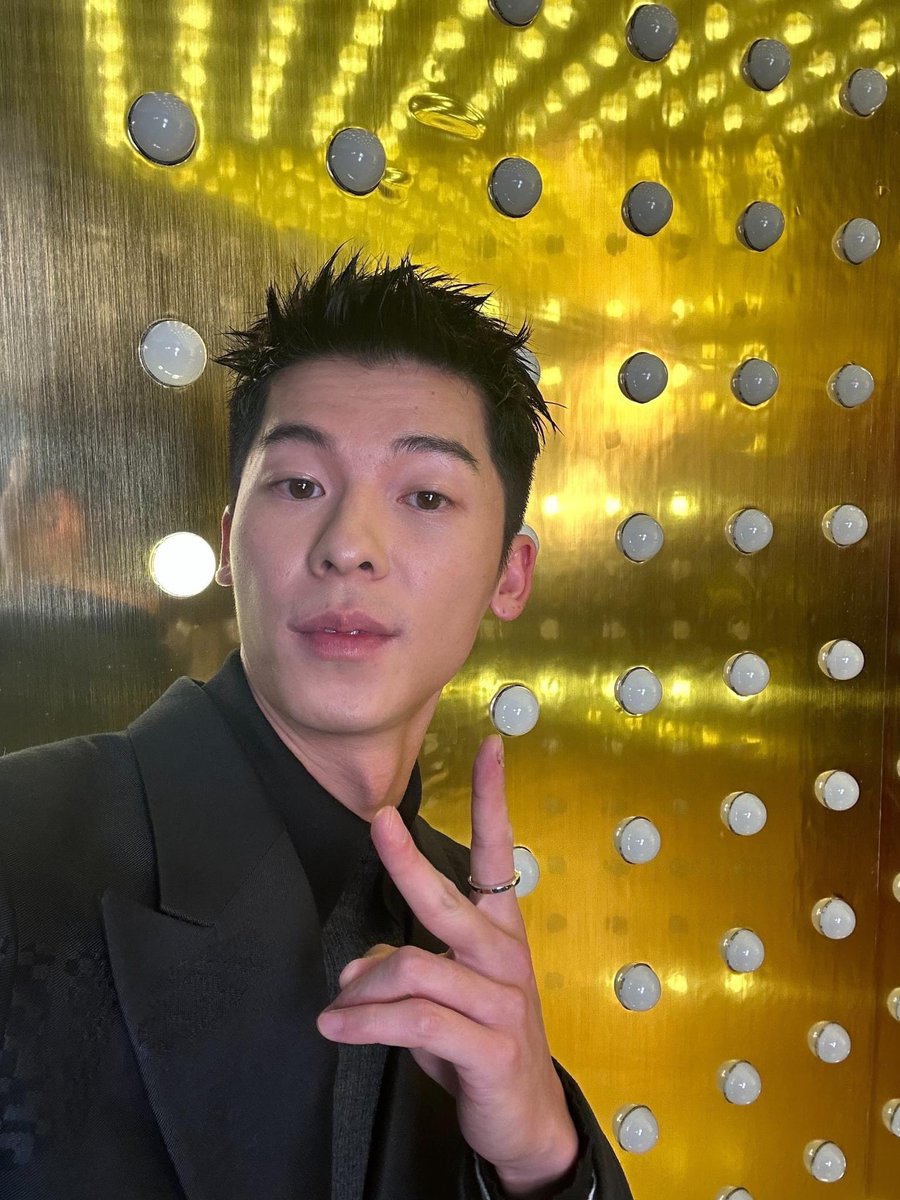 좋아보여, 잘 지내나봐
hairstyle도 바꿨네 역시 태가 나.
예쁜 얼굴이니 뭘 해도 어울리지.