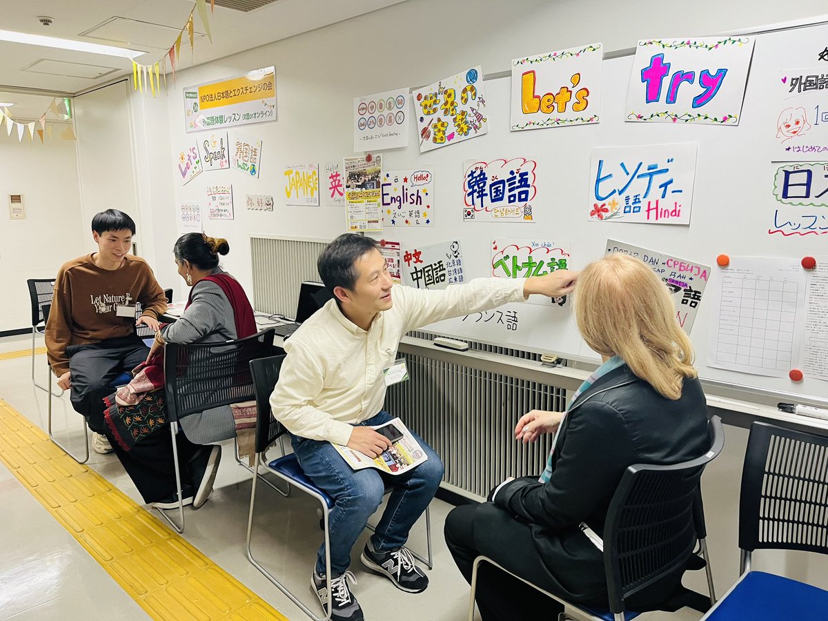 RimiMakino's tweet photo. 大阪市開催の「総合フェスタ2024」に語学レッスンとフリマで参加しました！
英語、中国語、韓国語、ベトナム語、ヒンディー語、セルビア語の6言語。子供からお年寄りまで楽しそうにランゲージレッスンを受けてらっしゃいました！世界にはいろいろな言語があるとみんなに知ってもらえたかな？ https://t.co/zGBkMO2Waj