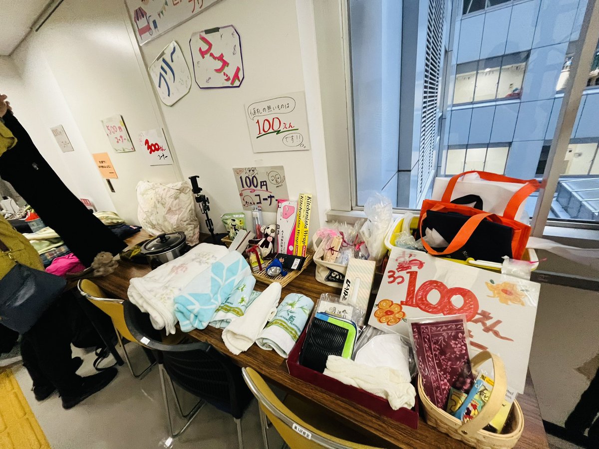 RimiMakino's tweet photo. 大阪市開催の「総合フェスタ2024」に語学レッスンとフリマで参加しました！
英語、中国語、韓国語、ベトナム語、ヒンディー語、セルビア語の6言語。子供からお年寄りまで楽しそうにランゲージレッスンを受けてらっしゃいました！世界にはいろいろな言語があるとみんなに知ってもらえたかな？ https://t.co/zGBkMO2Waj