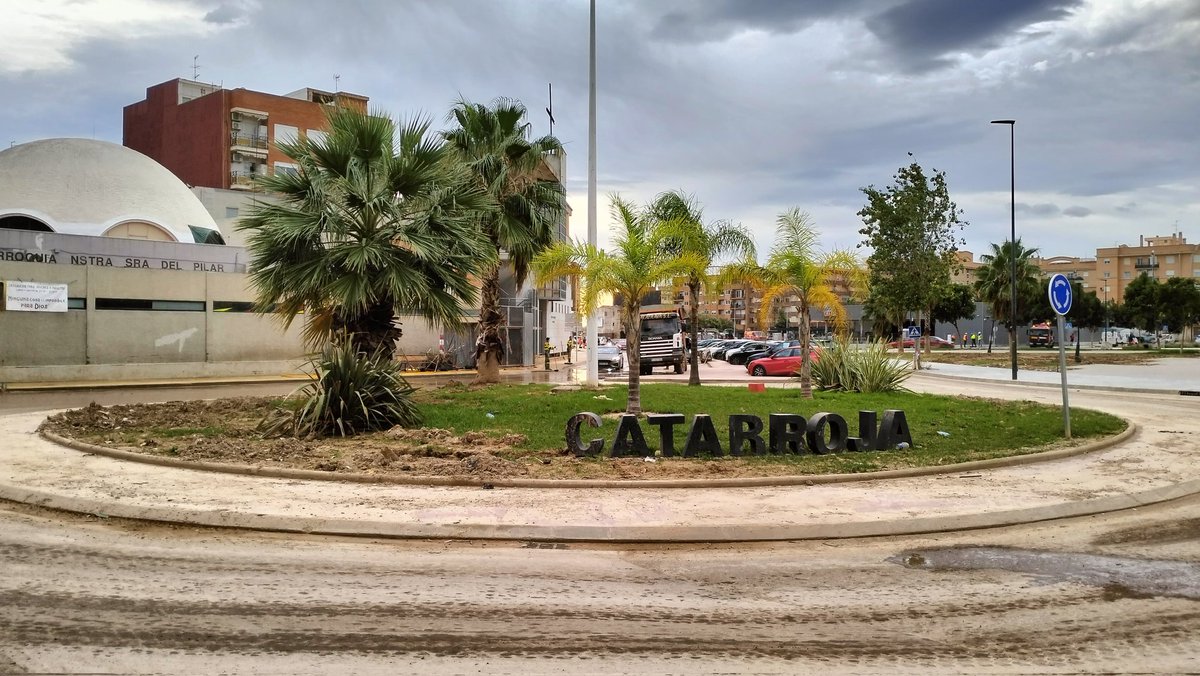retensabi's tweet photo. y los Bomberos Forestales de Sabiñánigo (44 Alto Gállego) y Agentes de la Protección de la Naturaleza de la comarca Alto Gallego estamos ahí para echar una mano. #DanaValencia #Catarroja #ayuda #bomberosforestales #dana #sabiñanigo #huesca #aragon #valencia https://t.co/JfgcCI4sWM