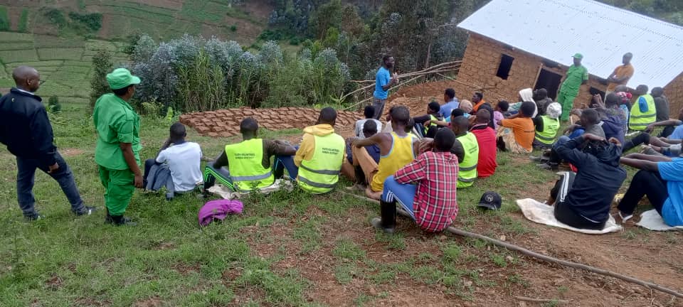 BureraRyvcp's tweet photo. Uyu munsi @BureraRyvcp k'ubufatanye na Dasso n'inzego z'ibanze mu murenge wa #Gatebe hakozwe umuganda w'urubyiruko aho 
kwikorera amabuye no Kubaka urukuta   rwo gushyigikira inzu aribyo byibanzweho.
@BureraDistrict
@RwandaYouthVol1
@RwandaYouth 
@RwandaLocalGov @KubanaRichard https://t.co/02ROpKENZF