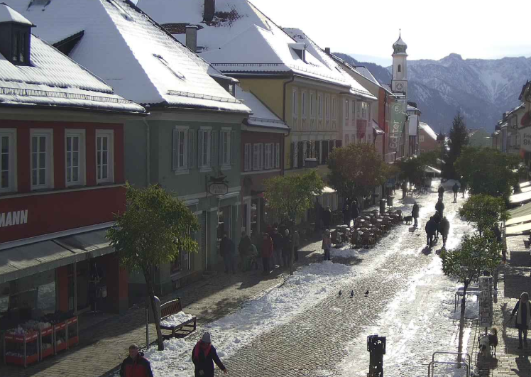 LizCollet's tweet photo. High noon ist, wenn die Sonne in der #GutenStubeMurnau die gesamte Fussgängerzone erhellt.
Derweil Petersilienwurzel-Porree-Gemüse mit gebratenen Wammerl und bunte Saladbowl mit brutzeltem Hendl #ZumZwölfeläuten auf dem Tisch steht.
#Mittagsmahl #WeekendPleasures #Wintertage🥰😍 https://t.co/yx2nUBDPoz