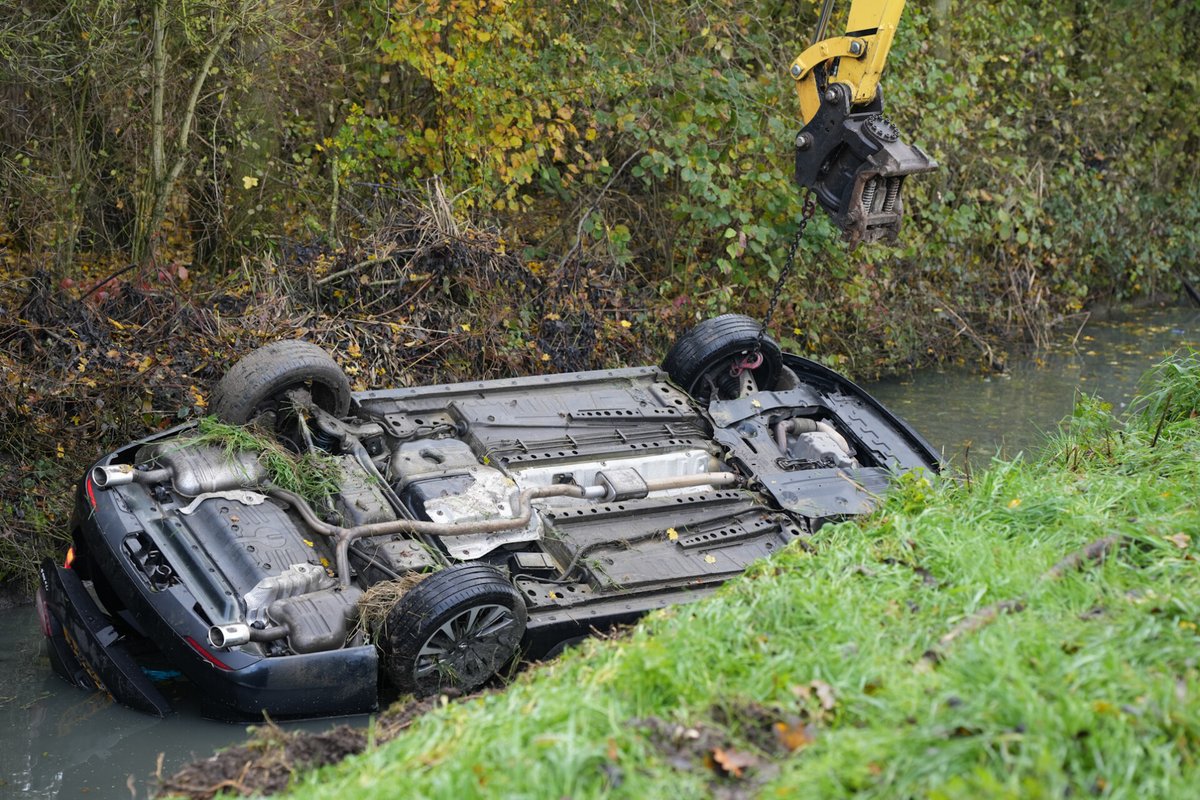 Auto met moeder en kinderen in sloot, reanimatie slachtoffers