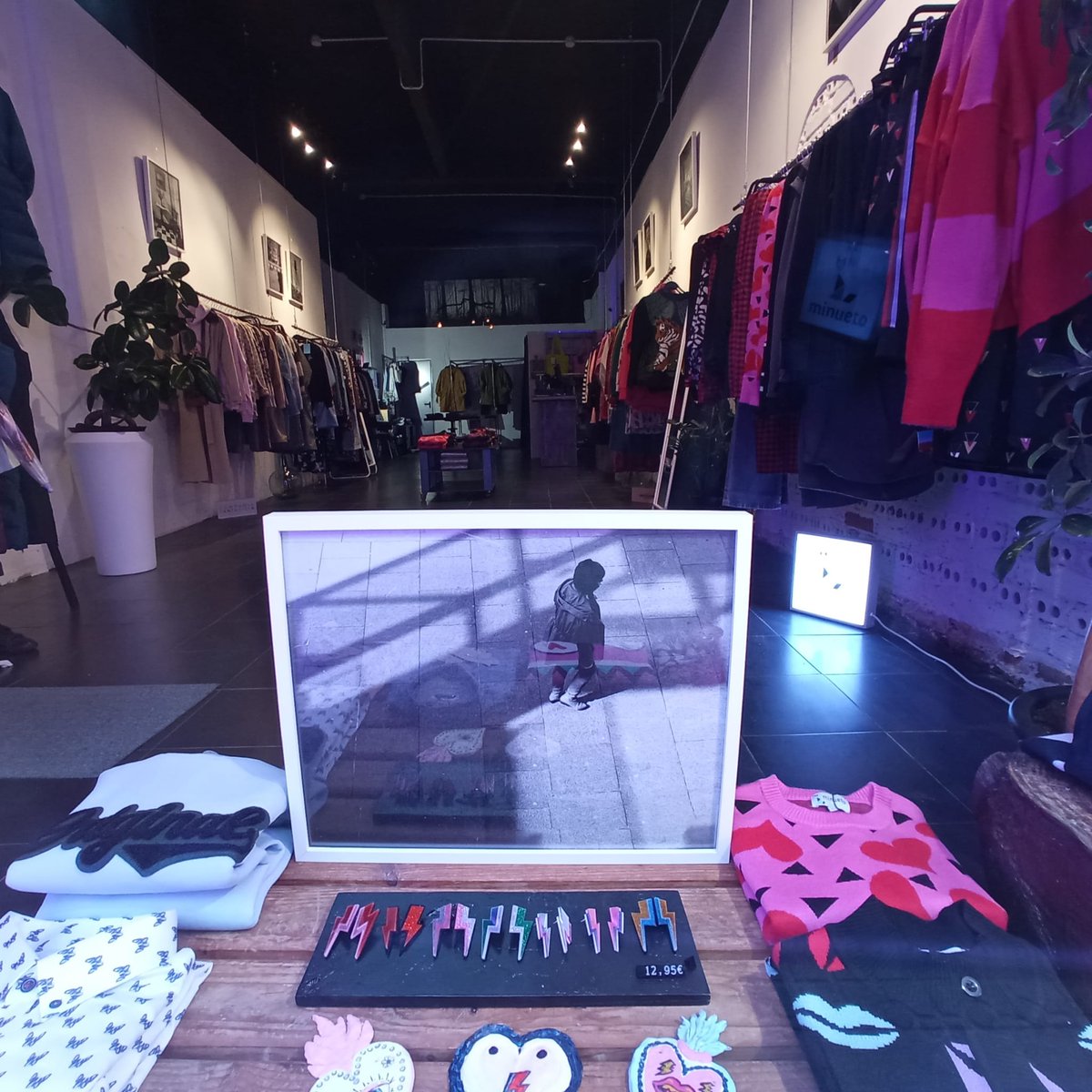 📷 Últimos días para disfrutar (y comprar) las fotografías de Asier Izquierdo en #Ercilla5.

Mila esker bihotzez, Asier. 
Plazer handia izan da guretzat zure #erakusketa barne hartzea.

#ArtistasLocales #LoveArtAndMusic 
#Argazkigintza #ComercioLocal #BertakoArtistak