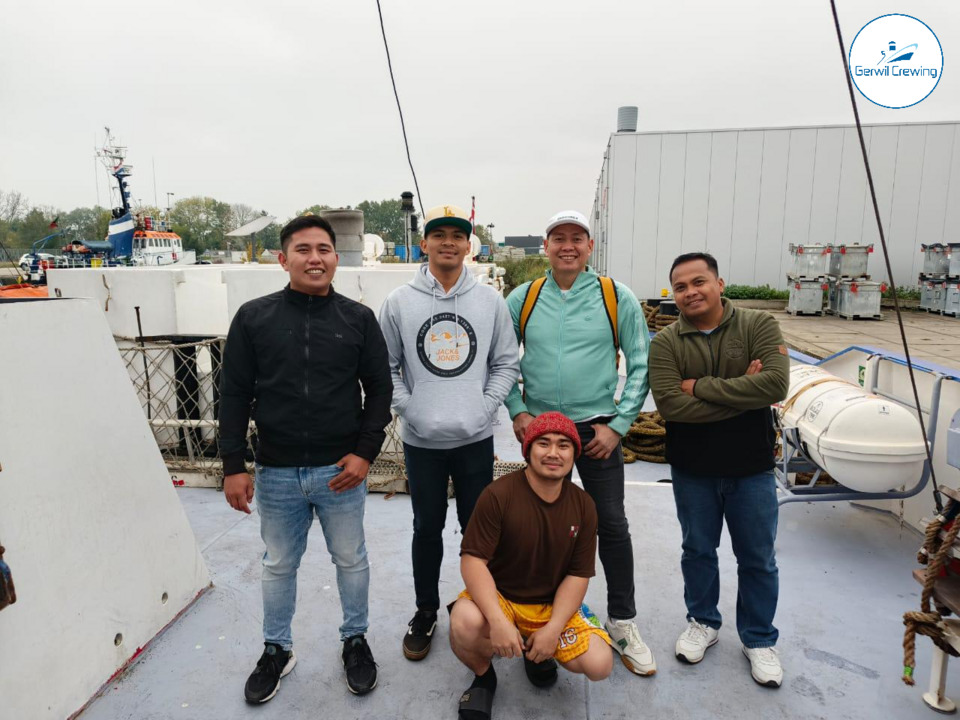GerwilCrewing's tweet photo. Vessel Confidence took one final group picture before their crew change. 
Mr. Lucas &amp; Mr. Regulacion saying hello and Mr. Valdez &amp; Mr. Marquez saying goodbye 👋

📸: Jan Peter Hubach

#shipping #gerwilcrewing #maritime #marinejobs #seajobs #YourCrewOurCare https://t.co/S3d1PeUN5v