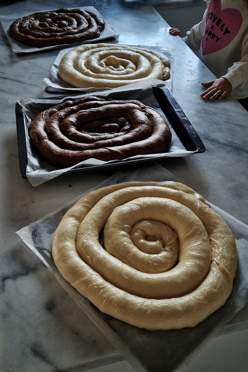 La típica mañana de sábado en que te pasa por la cañada real de la cocina un rebaño de ensaimadas listas para el horno. #aloloco