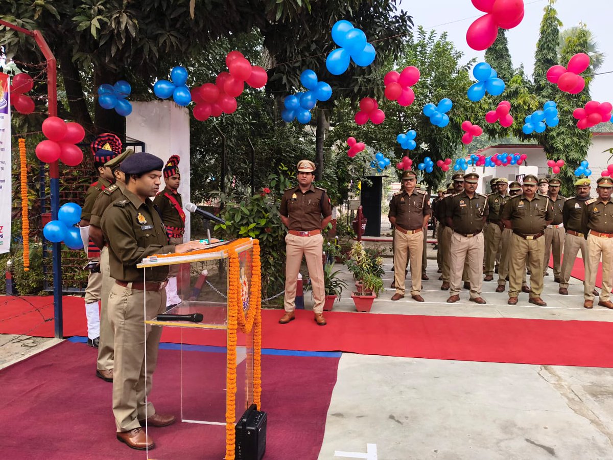balliapolice's tweet photo. #SPBallia श्री विक्रान्त वीर द्वारा “पुलिस झण्डा दिवस” के शुभ अवसर पर रि0पु0ला0 #बलिया के क्वार्टर गार्द पर किया गया ध्वजारोहण एवं दिलाई गई शपथ। #DGP_UP के संदेश को पढ़कर सुनाया गया,सभी को अपने कर्तव्यों का निर्वहन करते हुए पुलिस ध्वज की गरिमा बनाये रखने हेतु प्रेरित किया गया। https://t.co/J7qFNm7ZRR