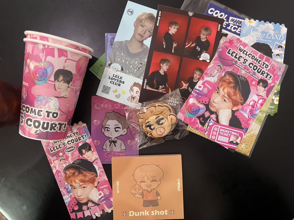 너무 이쁠것 같아 방문했는데 역시나 모든 공간이 다 너무 이뻤음 특히 저 드림존은 갖고 싶은게 너무 많고 하나하나 장관이라💚 한참을 서성였다 늦덕은 눈물만 ㅠㅠ 선착키링 럭드에서라도 뽑고 싶었지만…대신 너무 궈여운 덩크슛 천러 떡메를 받았징🐬🏀

#welcome_to_LELE_court
#해피러러데이