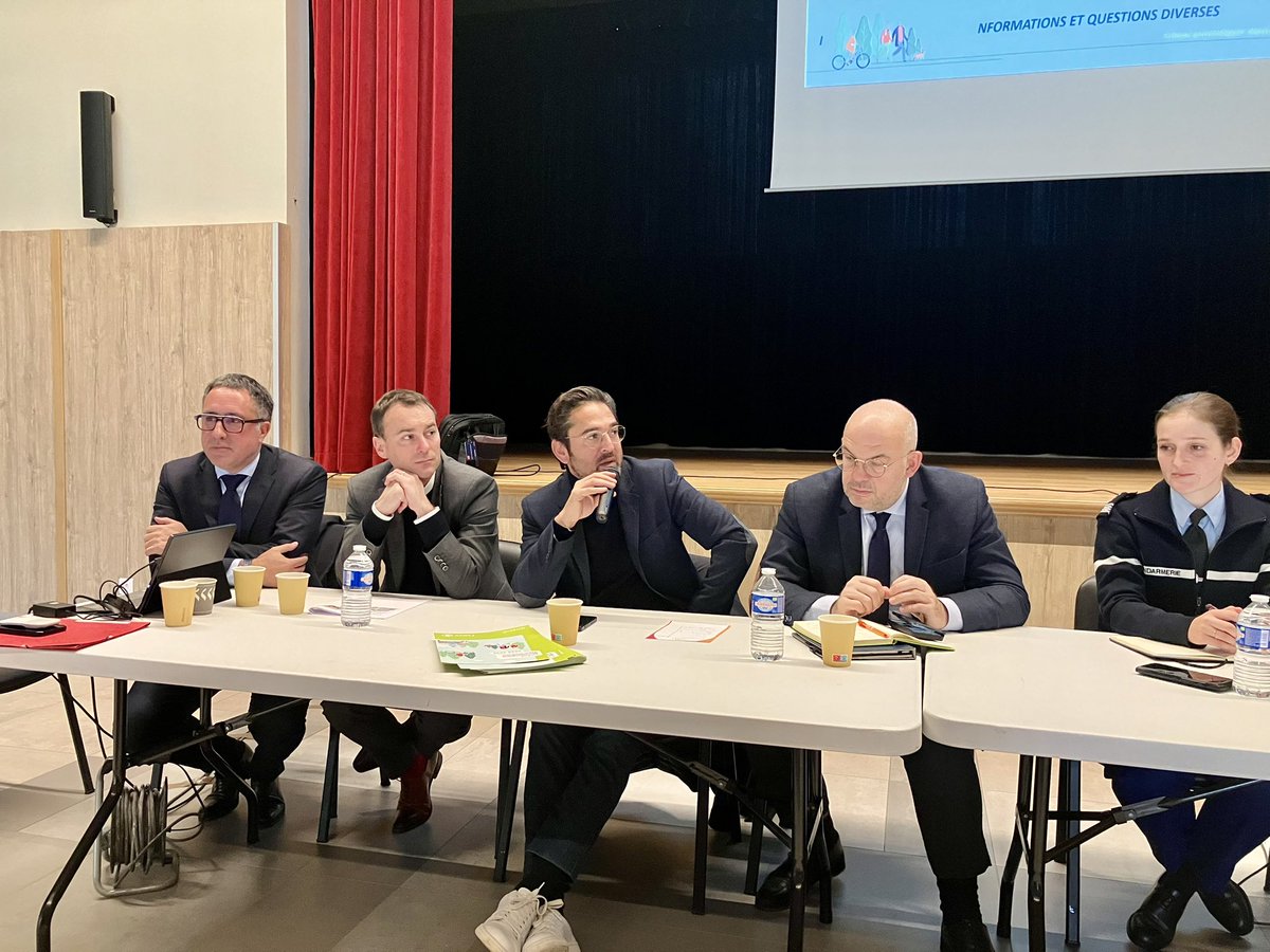 ArnaudRobinet's tweet photo. Réunion des maires et adjoints du canton de Bourgogne à Warmeriville. État, Parlementaires, élus départementaux, communautaires et municipaux sont tous réunis pour aborder l’avenir et les grands dossiers de ce territoire, situé au nord du @GrandReims. https://t.co/Cb2RZQsy6V