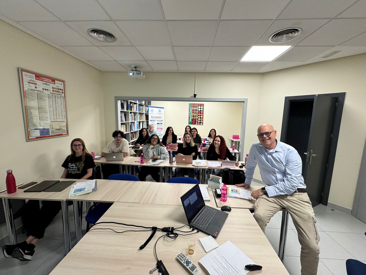 COLQUIMUR's tweet image. Esta semana, los alumnos del VI Máster de Cosmética, con Ramón Moliner de @dkshgroup  de:
🧑🏼‍💻 Programas de Limpieza y desinfección en la Industria Cosmética
🥫 Conservantes en la Industria Cosmética
@cofmurcia #colquimur #colquimurformación #vmastercic #cosmética #mástercosmética