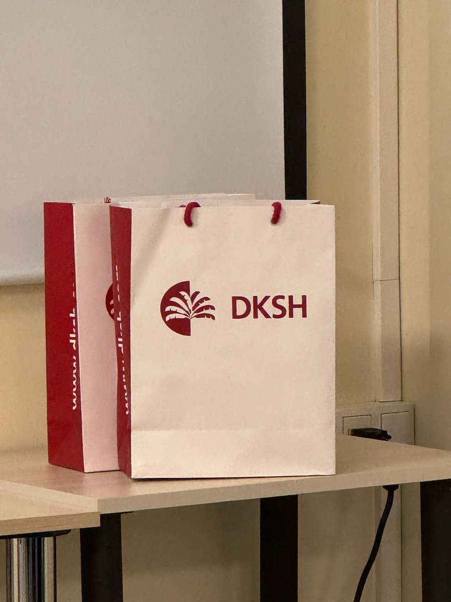 COLQUIMUR's tweet image. Esta semana, los alumnos del VI Máster de Cosmética, con Ramón Moliner de @dkshgroup  de:
🧑🏼‍💻 Programas de Limpieza y desinfección en la Industria Cosmética
🥫 Conservantes en la Industria Cosmética
@cofmurcia #colquimur #colquimurformación #vmastercic #cosmética #mástercosmética