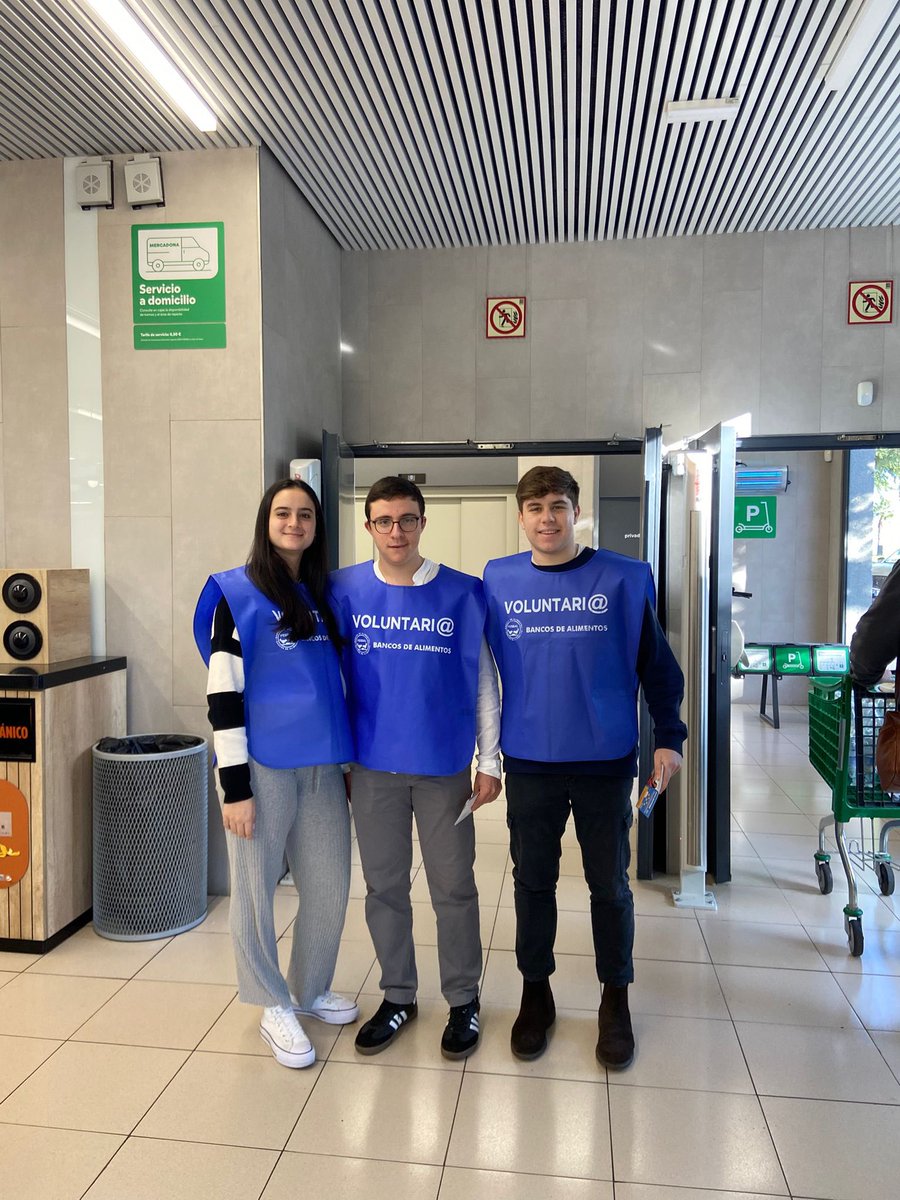 SentenciaCadiz's tweet photo. Nuestros jovenes colaborando como cada año en la gran recogida de alimentos que organiza el banco de alimentos.
#SomosSentencia
#AdnSolidario https://t.co/TKlORyC2Wg
