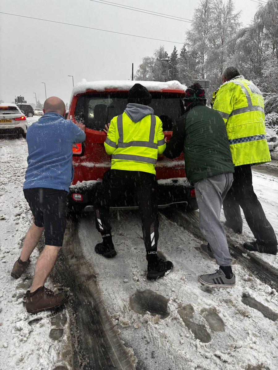 Thank you to these heroes today! Nightmare on the roads but people are the best. Special shout out to the man in shorts! 🙈❤️