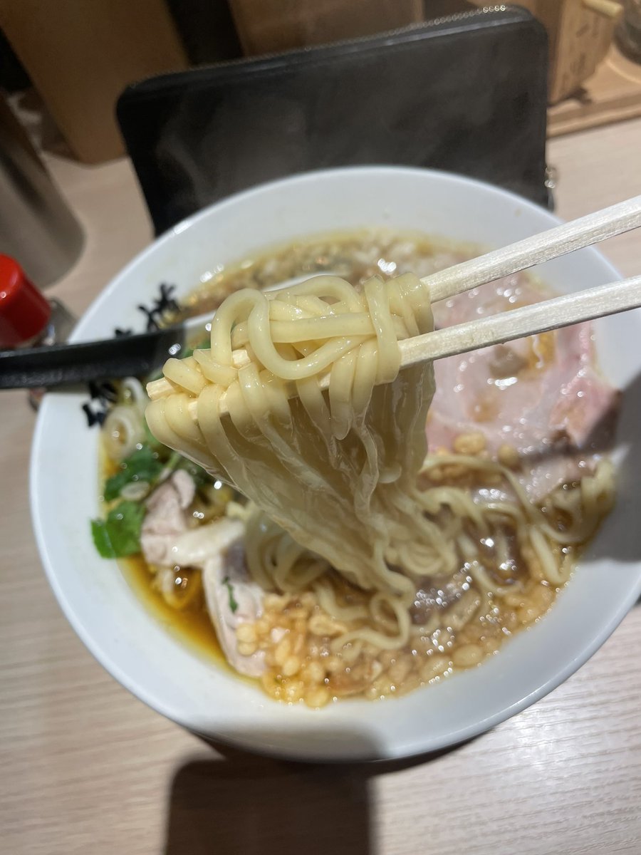 麺 鍾馗🍜
 突発限定
【鶏中華そば】

澄んだ醤油ベースの清湯スープにあげ玉が和風感じる☀️

麺はモチプリでスルスル唆る😁

三つ葉の香りもまた良き！✨コショウも合い旨かった😎
#ラーメン
#鶏中華そば
#麺鍾馗