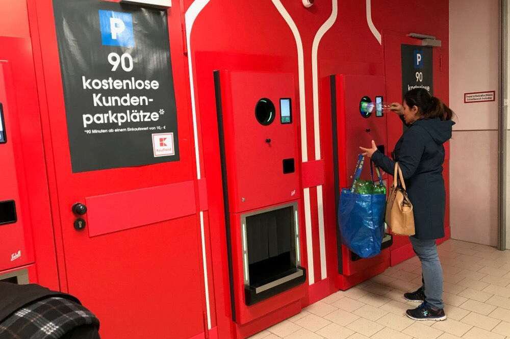 El Gobierno estudia implantar en 🇪🇸 un sistema de depósito, devolución y retorno (SDDR)” de envases. 

En 🇩🇪 te cobran 20 céntimos más por cada lata o botella que compras en el súper. En bares la tasa es mayor. Y te devuelven el dinero si reciclas.

¿Por qué no aquí?