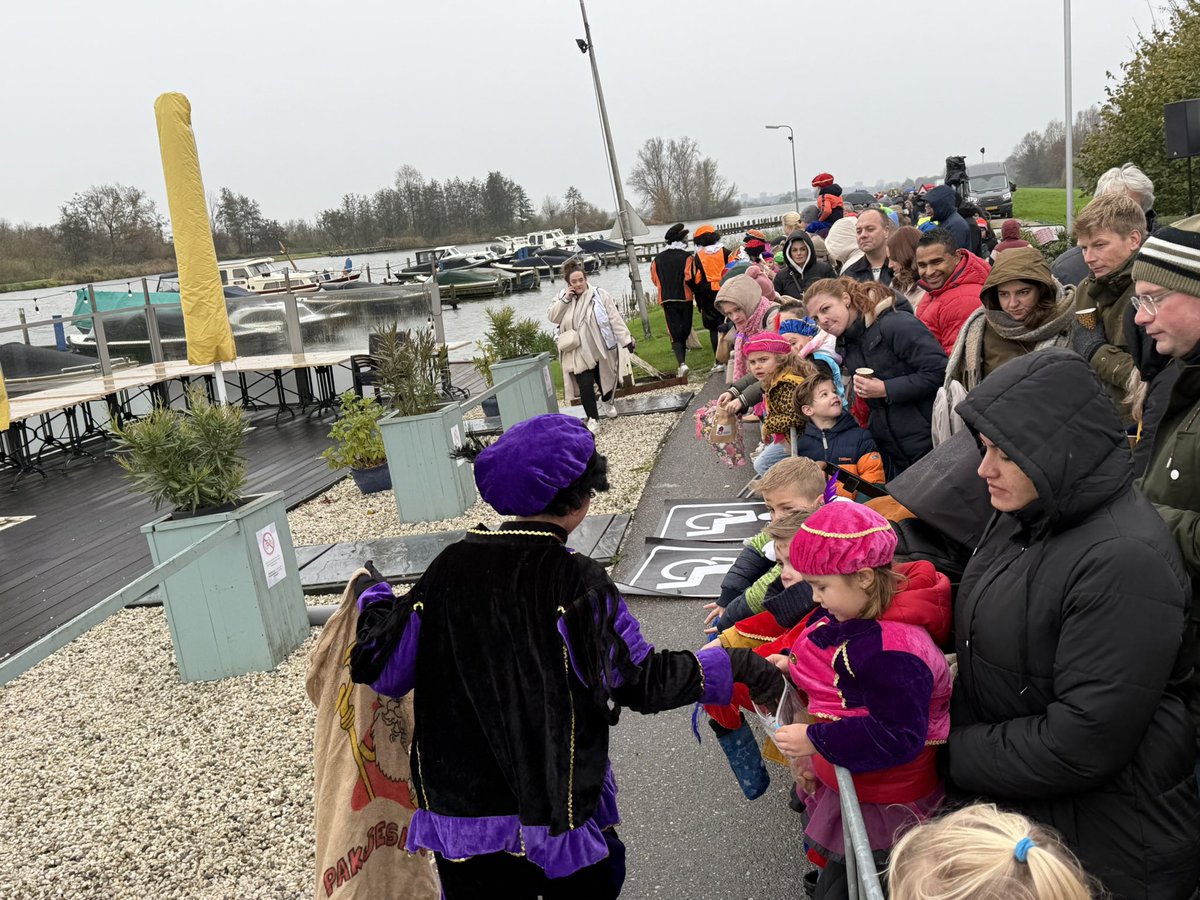 De #sinterklaasintocht #Bleiswijk is niet alleen feestelijk, maar ook #toegankelijk. Dankzij de rolstoelmatten konden rolstoelgebruikers een gelijkwaardige plaats krijgen. Dit is weer een mooie stap richting #inclusie in <a href="/Lansingerland/">Gem. Lansingerland</a>.

Met dank aan burgemeester <a href="/pvandestadt/">Pieter van de Stadt</a>