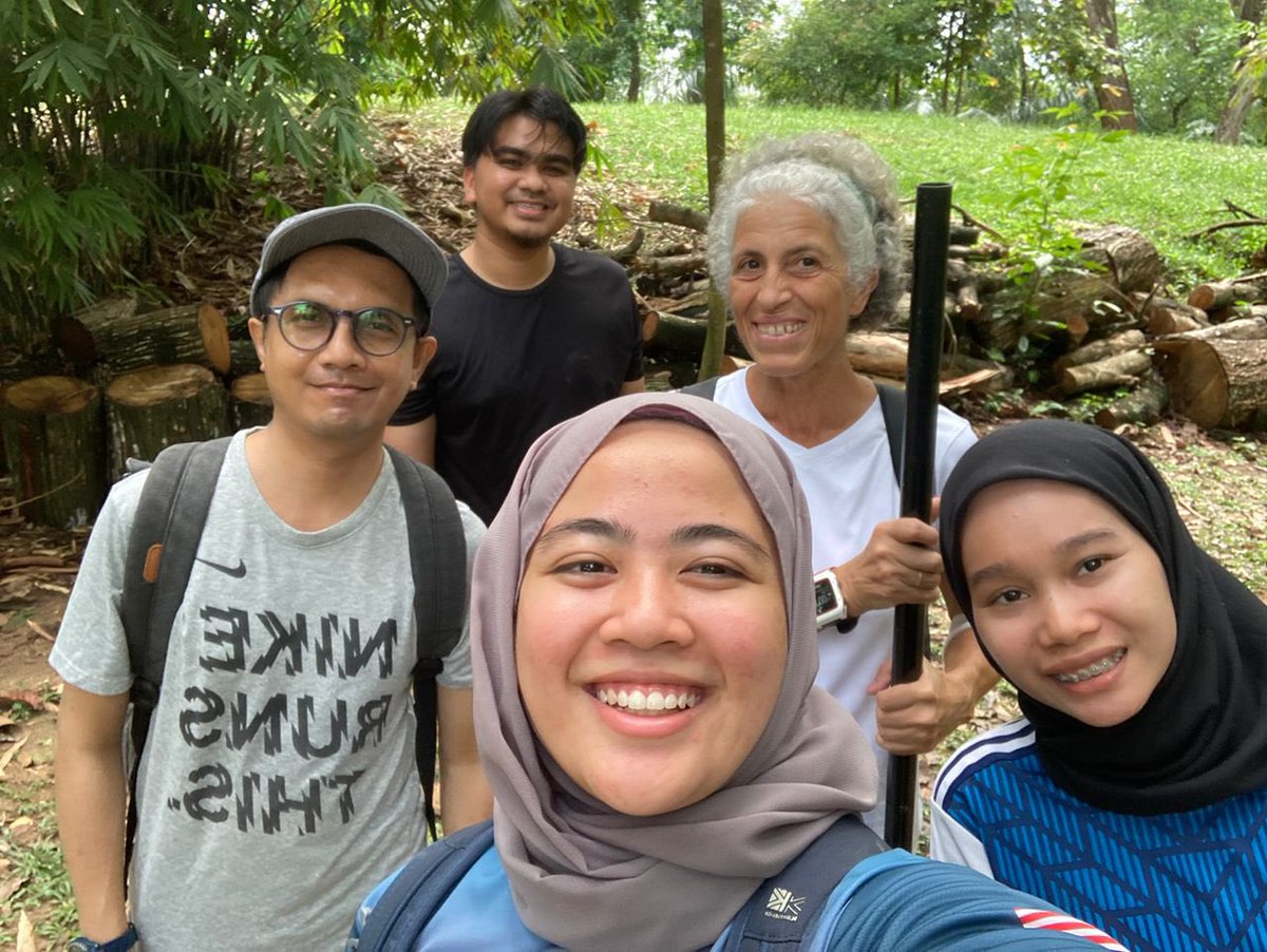 azwanismail's tweet photo. Last Wednesday I joined another session of soil sample collection &amp; rapid soil assessment for Bukit Kiara Tree Studies with FRIM research officers &amp; a Friends of Bukit Kiara volunteer. https://t.co/eeEk7iV2iR