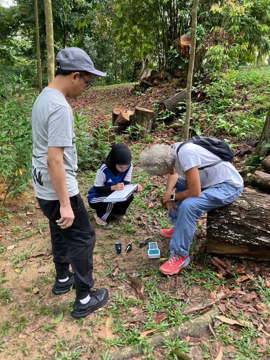 azwanismail's tweet photo. Last Wednesday I joined another session of soil sample collection &amp; rapid soil assessment for Bukit Kiara Tree Studies with FRIM research officers &amp; a Friends of Bukit Kiara volunteer. https://t.co/eeEk7iV2iR