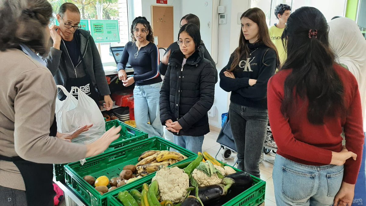 Espigoladors del Guindàvols per la Setmana Europea de la Prevenció de Residus. Gràcies a aquesta iniciativa de l’ARC i la col·laboració del <a href="/BALleida/">BancAlimentsLleida</a> i <a href="/elpaletlleida/">EL PALET</a>, hem après la importància de lluitar contra el malbaratament alimentari. #sc24cat #enrenoualiments #ewwr2024