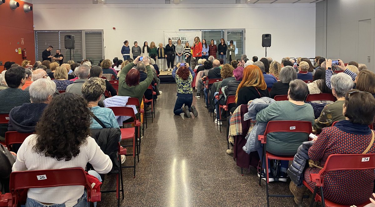 sbdterritori's tweet photo. #FestadelVoluntariat 🙌 #ARA comença la festa, un homentatge a totes les persones voluntàries de la ciutat
 
💬 La regidora de Participació dona la benvinguda i agraeix la implicació de la Taula d’Entitats i Voluntariat

#VoluntariatSumaComunitat #OficinaEntitatsSbd https://t.co/oXneLhzplM