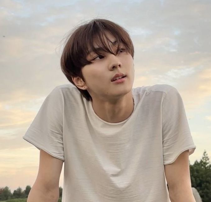 LIMERENCE
— jaywon au in bahasa indonesia
; written by wonyaongz.

Elang cuma mau Jazziel jadi pacarnya. Dia tidak peduli kalau Jazziel sudah punya pacar sekali pun.