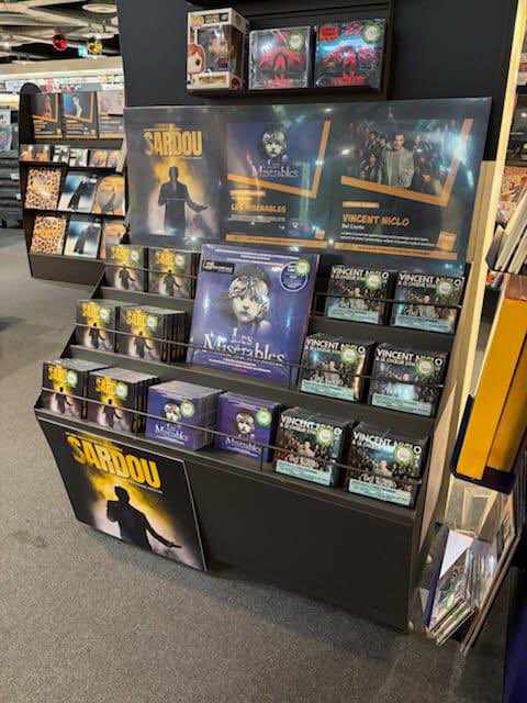 vincentniclo's tweet photo. CONCOURS
Si vous voyez Bel Canto près de chez vous dans un magasin, partagez la photo  avec les albums et vous dessus en ajoutant le hashtag #belcanto et en me taguant (@vincentniclo )
La meilleure photo recevra une vidéo dédicacée pour la personne de son choix. 🎁🎉✅ #concours https://t.co/4fSklzGDjP