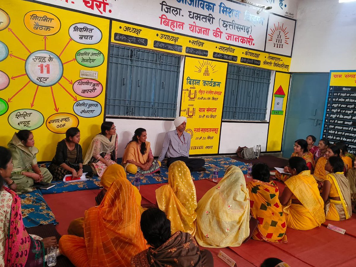 DhamtariDist's tweet photo. भारत सरकार ग्रामीण विकास मंत्रालय के एडिशनल सेक्रेटरी श्री चरणजीत सिंह जी ने आज धमतरी जिले के कुरूद स्थित ग्राम नारी और चर्रा का भ्रमण किया।
इस दौरान बिहान की महिलाओं द्वारा किए जा रहे कार्यों का अवलोकन कर उनसे चर्चा की।
#ministryofruraldevelopment
#nagri
#dhamtari https://t.co/LBDnqvZ9c7