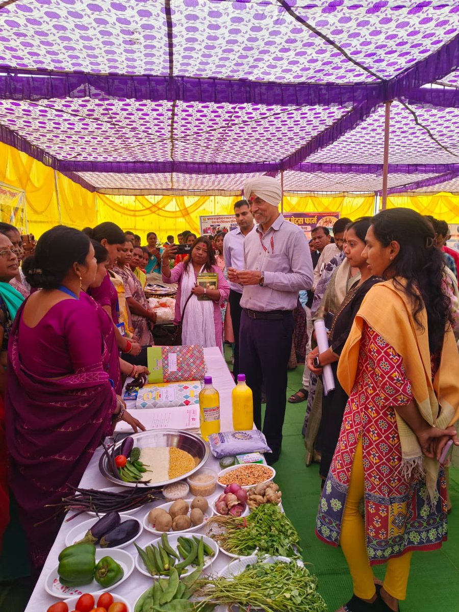 DhamtariDist's tweet photo. भारत सरकार ग्रामीण विकास मंत्रालय के एडिशनल सेक्रेटरी श्री चरणजीत सिंह जी ने आज धमतरी जिले के कुरूद स्थित ग्राम नारी और चर्रा का भ्रमण किया।
इस दौरान बिहान की महिलाओं द्वारा किए जा रहे कार्यों का अवलोकन कर उनसे चर्चा की।
#ministryofruraldevelopment
#nagri
#dhamtari https://t.co/LBDnqvZ9c7