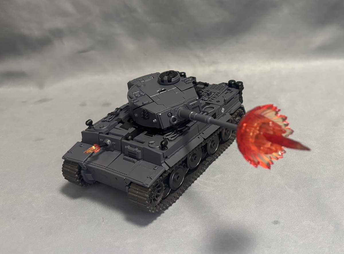 shitopiccyan's tweet photo. タイガー戦車ロボ続き。
名前はまんまTIGER (泰格)だそうな。
先輩?である列車砲ロボ・ドラグスと。
相変わらずガワハメがタイトで苦労した。
今日寝る前にあと1往復(変形)できるかな…
まぁ相変わらず出典とか全く知らんのだが、次は何が出るのかな。
米空母とか出ないかなぁ
#鋼鉄戦魂
#TOYSEASY https://t.co/Z2qzMLoqbX