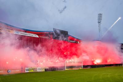 Vuurwerk op de KingSide: supporters zetten Willem II tijdens ‘uitzwaaitraining’ op scherp voor derby tegen NAC dlvr.it/TGLYlR