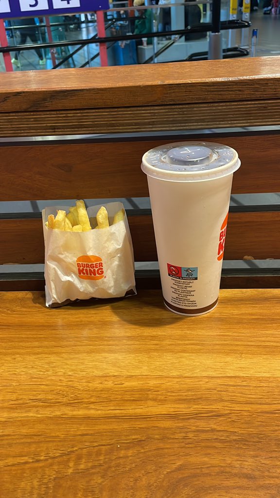 DanTheWheelMan's tweet image. Hey @BurgerKing how bad are you hurting that you have to charge 95 euro cents for a single pack of ketchup and are selling me ‘large’ fries that look like this? #ripoff #neveragain #figureitout