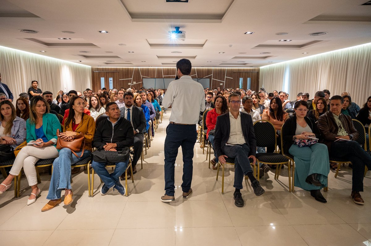 MartinGuemes's tweet photo. Capacitamos a más de 200 agentes públicos en las últimas herramientas de inteligencia artificial para planificar cómo realizar mejor y más rapido su trabajo. Es resultado de la alianza que tenemos entre @Modernizacionok y @awscloud #SaltaDigital #IA #Capacitación https://t.co/HU3xsBhn2O