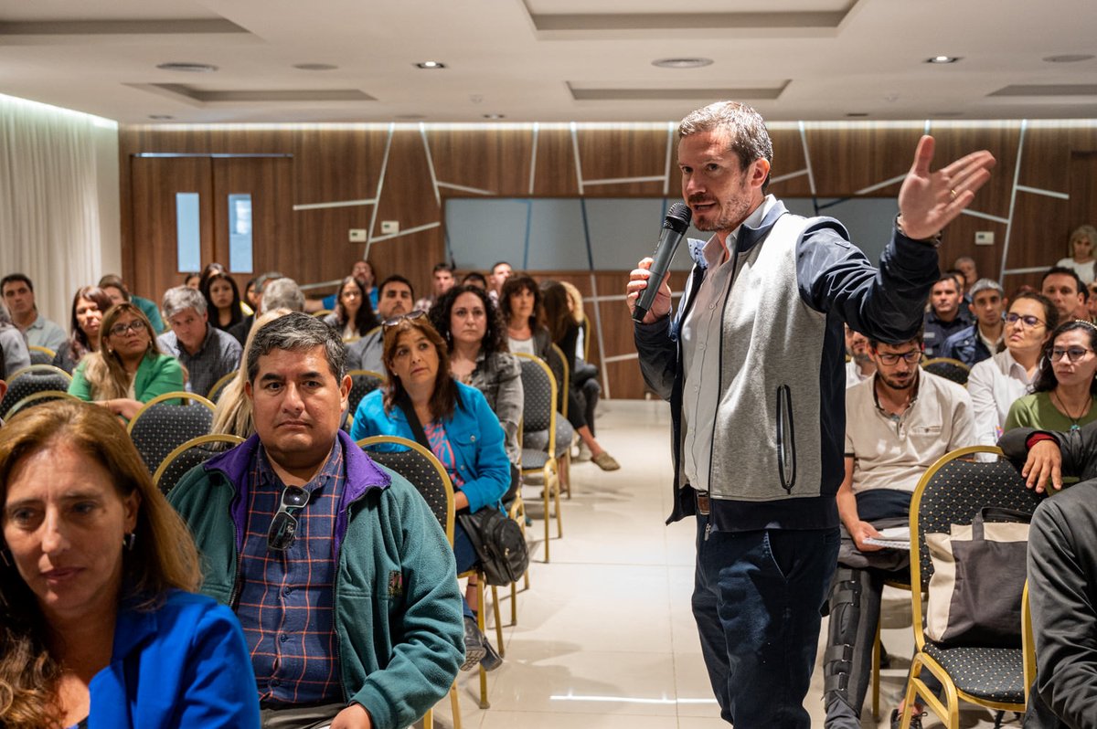 MartinGuemes's tweet photo. Capacitamos a más de 200 agentes públicos en las últimas herramientas de inteligencia artificial para planificar cómo realizar mejor y más rapido su trabajo. Es resultado de la alianza que tenemos entre @Modernizacionok y @awscloud #SaltaDigital #IA #Capacitación https://t.co/HU3xsBhn2O