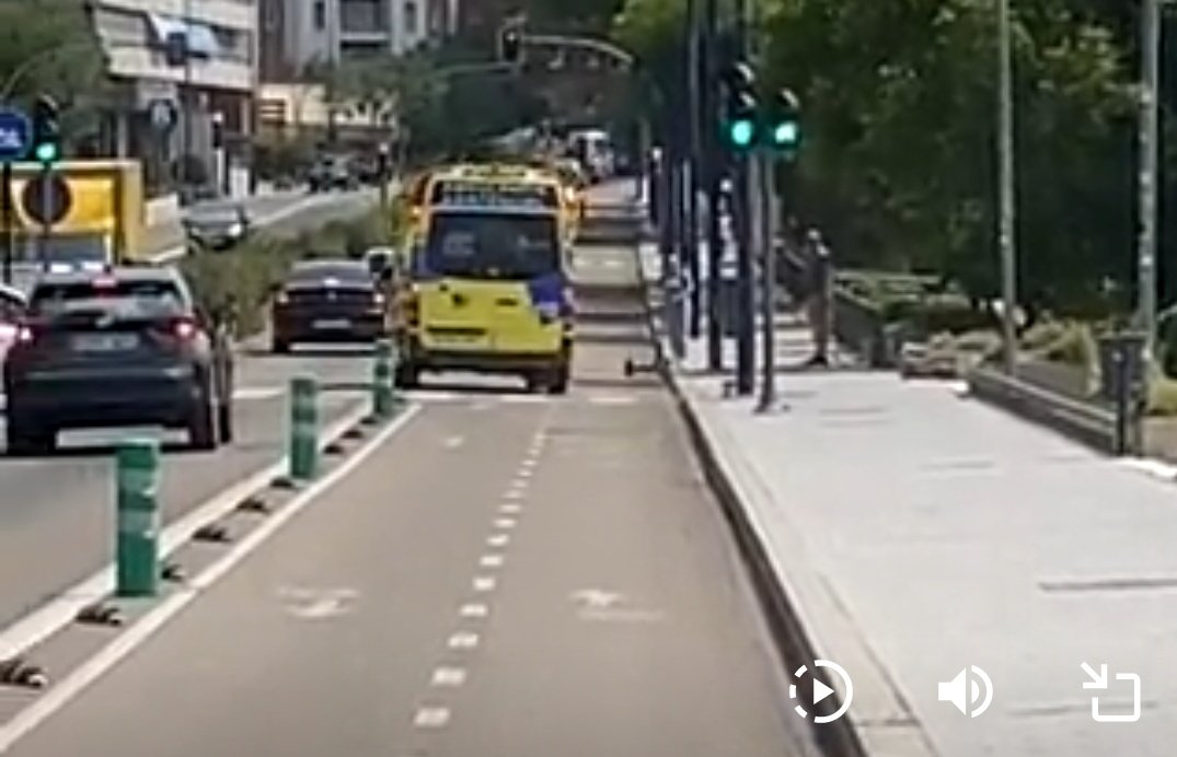 bbmassa's tweet photo. @no_correcto @PSOE_AytoVLL @sergipeke Eso no es cierto. Las ambulancias iban por el carril bici https://t.co/g2m9dTPuOB