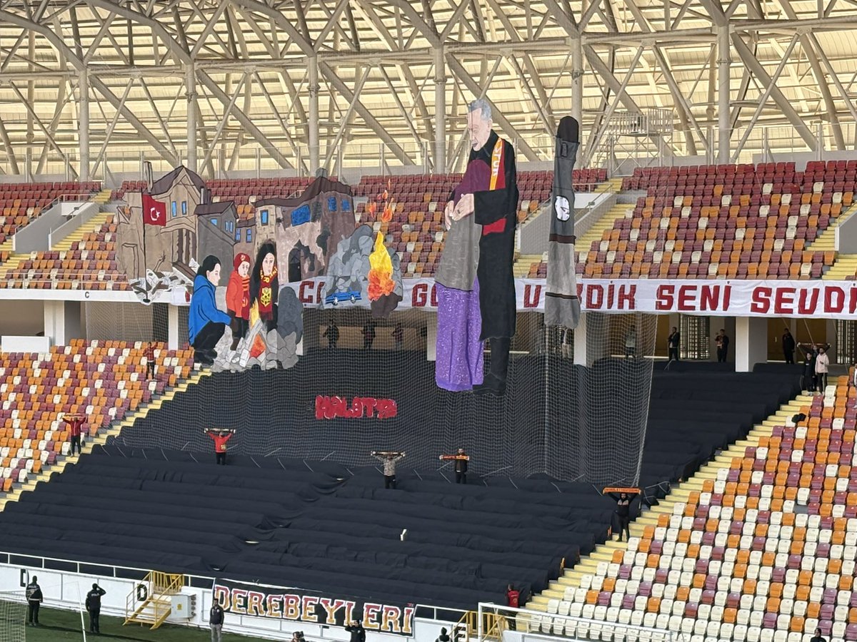 AltLiglerTR's tweet photo. Yeni Malatyaspor 665 gün sonra sahasında. 

Deprem temalı koreografi yapıldı😔 https://t.co/lsox5O3Kpi
