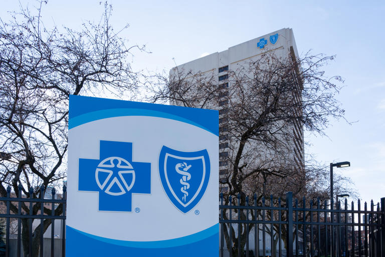 בית המשפט בארה"ב פסק מעל 12 מיליון דולר לטובת עובדת אשר פוטרה בשל סירובה לקבל חיסון לקורונה.

מימין ומשמאל, כמעט כל נושא נכלל בשיח המתלהט על הדמוקרטיה ומערכת המשפט בישראל. כמעט כל נושא: לפתע נשכחה הפקרתם של אלו שבחרו (באופן מושכל וזהיר) שלא להתחסן במוצר חדשני בעל פרופיל בטיחות