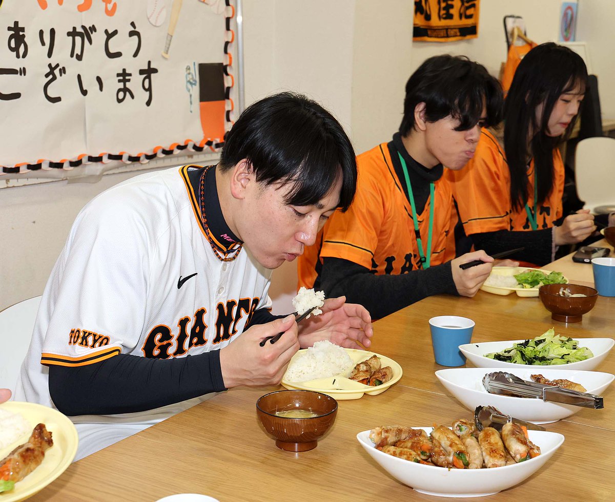 TokyoGiants's tweet photo. /
#丸佳浩 選手が放課後施設を訪問
\
生活困窮世帯の子供たちに食事支援を行う「#丸メシプロジェクト」の一環として、23日中高生が放課後に食事や勉強をして過ごす「放課後施設」を訪問しました。
▶️https://t.co/SZ2Ainz0KU
#新風 #giants_90th #ジャイアンツ #giants #Ghands https://t.co/EkUcPXX1sj