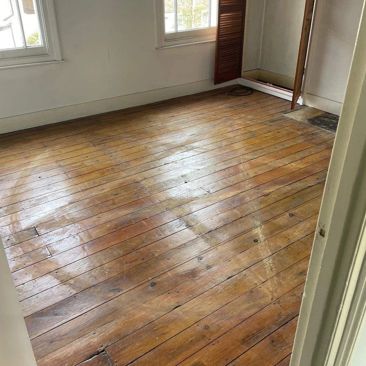 DesireToSee's tweet photo. Strange things people have found in their old houses:

A thread 🏚️

1. The old carpets were pulled up in a newly purchased house, revealing this hidden underneath. Did a satanic ritual take place here, or is it a curse for the new owners? https://t.co/7zIysP9ItT